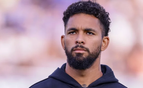 Krásnou Alishu vyměnil za další kost. Luiz randí s dcerou legendy Arsenalu