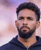 Krásnou Alishu vyměnil za další kost. Luiz randí s dcerou legendy Arsenalu