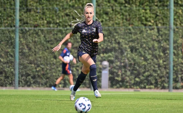 Jak slaví Valentýna nejkrásnější fotbalistka? V rudé róbě a s novým partnerem z Love Islandu