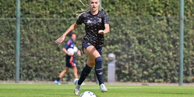 Jak slaví Valentýna nejkrásnější fotbalistka? V rudé róbě a s novým partnerem z Love Islandu