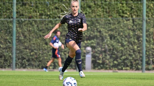 Jak slaví Valentýna nejkrásnější fotbalistka? V rudé róbě a s novým partnerem z Love Islandu