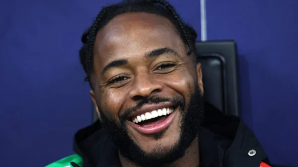 Hrdina Sterling. Postavil se bandě maskovaných lupičů, aby ochránil svou rodinu