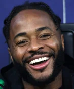 Hrdina Sterling. Postavil se bandě maskovaných lupičů, aby ochránil svou rodinu