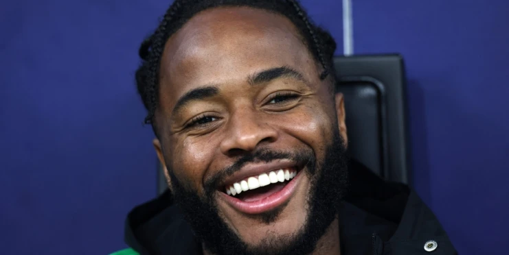 Hrdina Sterling. Postavil se bandě maskovaných lupičů, aby ochránil svou rodinu