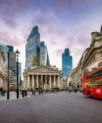 Známý hráčský agent ohrožoval zbraní hvězdu Premier League přímo v centru Londýna