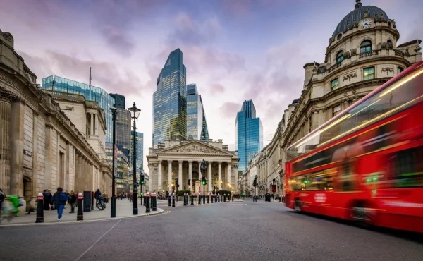 Známý hráčský agent ohrožoval zbraní hvězdu Premier League přímo v centru Londýna