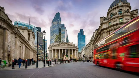 Známý hráčský agent ohrožoval zbraní hvězdu Premier League přímo v centru Londýna