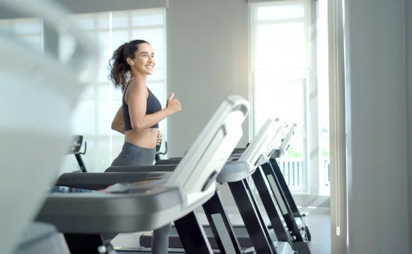 Fotbalistu vyhodili z gymu kvůli nevhodnému zírání na ženu. Přitom je nevidomý