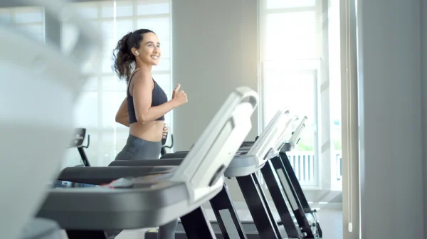 Fotbalistu vyhodili z gymu kvůli nevhodnému zírání na ženu. Přitom je nevidomý