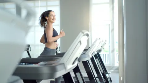 Fotbalistu vyhodili z gymu kvůli nevhodnému zírání na ženu. Přitom je nevidomý