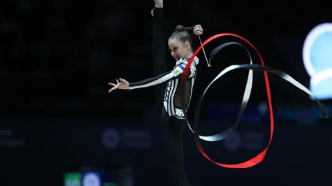 Otočila se zády k vlajce. Ruská gymnastka protestovala při ukrajinské hymně