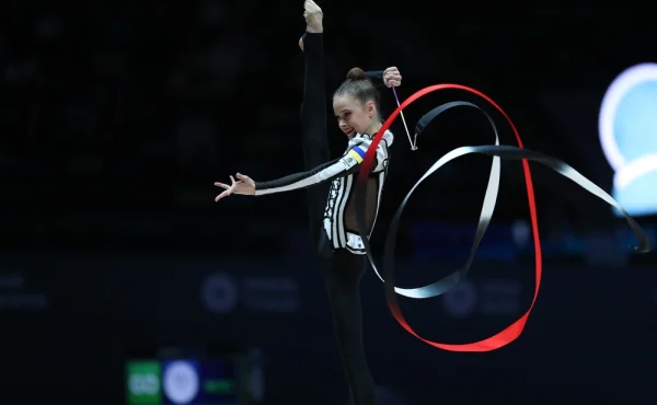 Otočila se zády k vlajce. Ruská gymnastka protestovala při ukrajinské hymně