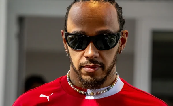 Lewis Hamilton si udělal čas na hejtry. Nikdo z vás není na mojí úrovni, vzkázal