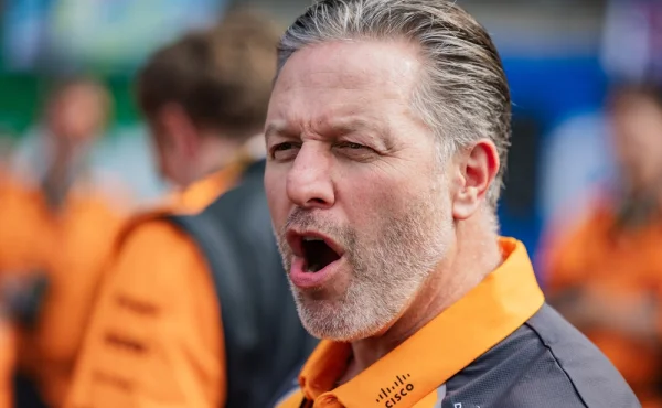 Skryté výhody? Mercedes dodává konkurenci motory a teď chce koupit podíl, zlobí se šéf McLarenu