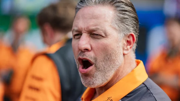 Skryté výhody? Mercedes dodává konkurenci motory a teď chce koupit podíl, zlobí se šéf McLarenu