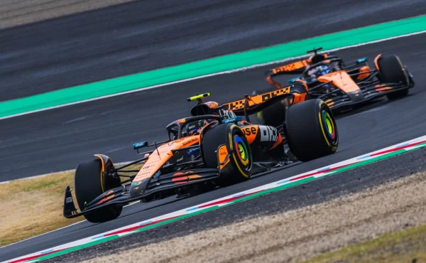 Sebevražedná mise McLarenu pokračuje. Bojujte mezi sebou, vyzval oba piloty jejich šéf