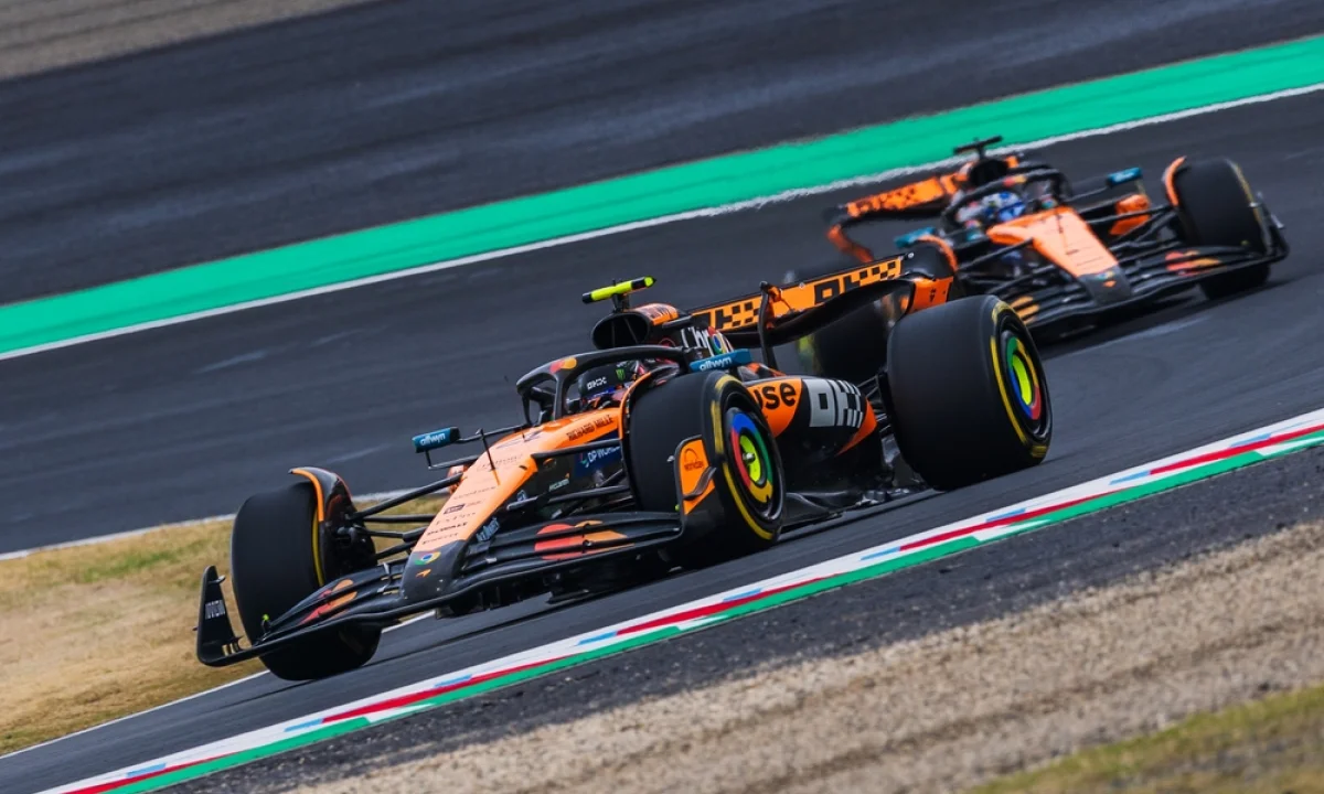 Sebevražedná mise McLarenu pokračuje. Bojujte mezi sebou, vyzval oba piloty jejich šéf