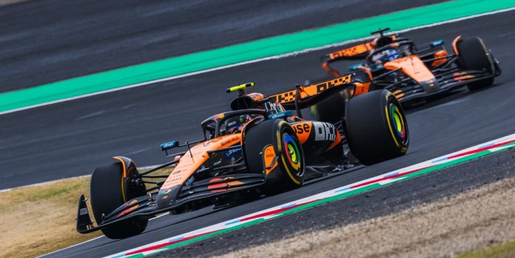 Sebevražedná mise McLarenu pokračuje. Bojujte mezi sebou, vyzval oba piloty jejich šéf