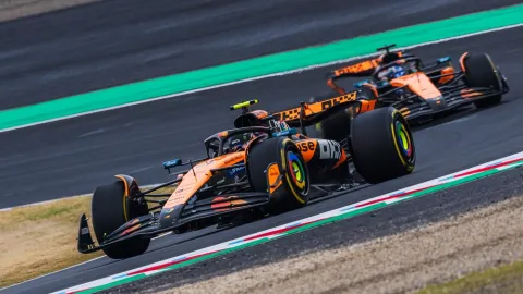 Sebevražedná mise McLarenu pokračuje. Bojujte mezi sebou, vyzval oba piloty jejich šéf