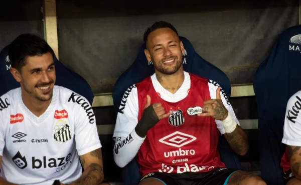 Neymar se vrací z Brazílie do Francie. Poslední kapkou byla hádka s fanoušky Santosu