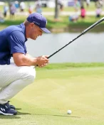 Trumpův přítel je konspirátor. Golfista DeChambeau popírá přistání na Měsíci, ale věří v UFO