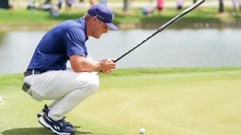 Trumpův přítel je konspirátor. Golfista DeChambeau popírá přistání na Měsíci, ale věří v UFO