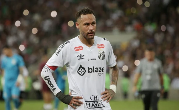 Urazil fanoušky, nebo se jen škrábal v uchu? Neymar musí vysvětlovat zvláštní gesto