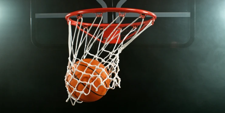 Akt šílenství. Po útoku kameny na autobus basketbalových fanoušků zemřel řidič