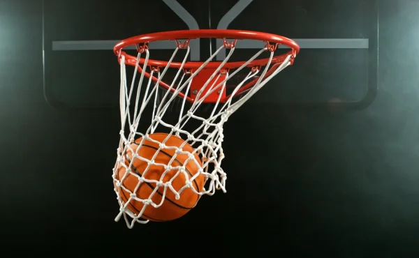 Akt šílenství. Po útoku kameny na autobus basketbalových fanoušků zemřel řidič