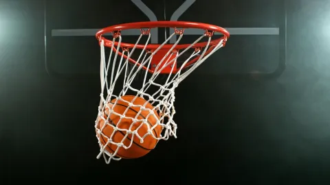 Akt šílenství. Po útoku kameny na autobus basketbalových fanoušků zemřel řidič
