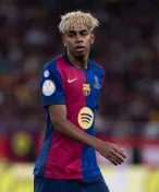 Yamal jako Sněhurka. Jeho slavná malba v Barceloně byla poničena přidáním trpaslíků