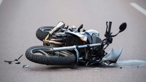 Hororová srážka ve Venezuele. Policejní motorka při sprintu zkřížila dráhu cyklistům
