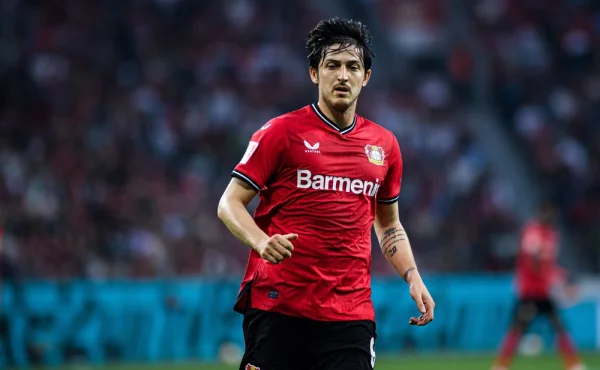 Íránského fotbalistu vyhodili z reprezentace. Kvůli fotce s představiteli arabských zemí