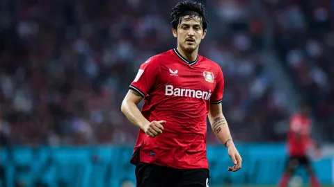 Íránského fotbalistu vyhodili z reprezentace. Kvůli fotce s představiteli arabských zemí