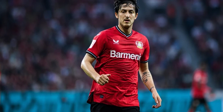 Íránského fotbalistu vyhodili z reprezentace. Kvůli fotce s představiteli arabských zemí