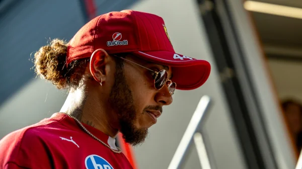 Konec Lewise Hamiltona. Vyplaťte ho a vyhoďte, vyzývá Ferrari Schumacher