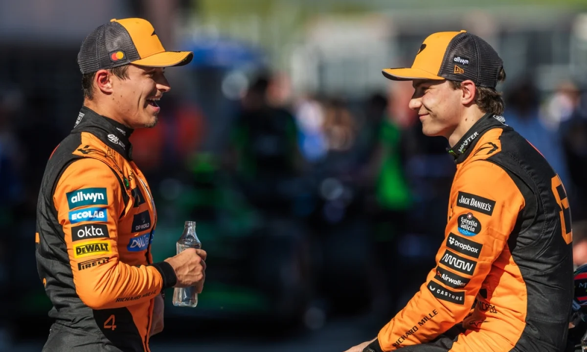 McLaren má za sebou poradu o týmové strategii. Na koho vsadí v souboji s Verstappenem?