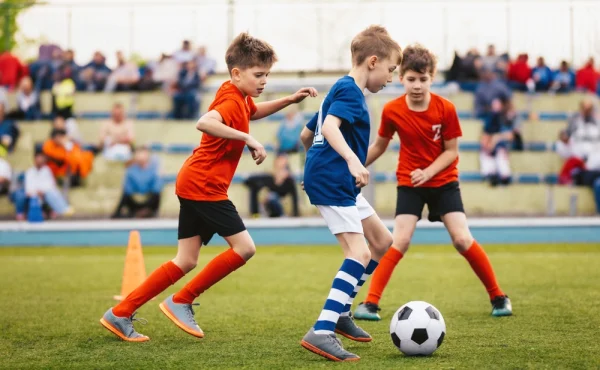 Bál jsem se, že syna zabijí... Devítiletého fotbalistu zbila po utkání skupina soupeřů