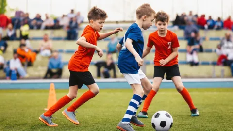 Bál jsem se, že syna zabijí... Devítiletého fotbalistu zbila po utkání skupina soupeřů