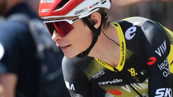 Nemoc a nespecifikované zranění po pádu. Jonas Vingegaard odsouvá úvod sezony