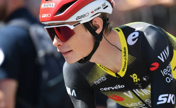 Nemoc a nespecifikované zranění po pádu. Jonas Vingegaard odsouvá úvod sezony