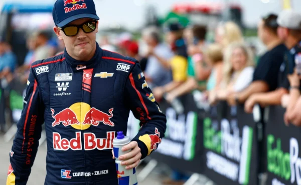Místo radosti nemocnice. Šampion NASCAR nezvládl oslavy a spadl z auta