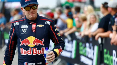 Místo radosti nemocnice. Šampion NASCAR nezvládl oslavy a spadl z auta