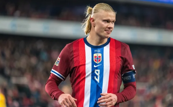 Erling Haaland vydražil vzácný vikingský rukopis. Stál ho miliony a stejně ho hned daroval