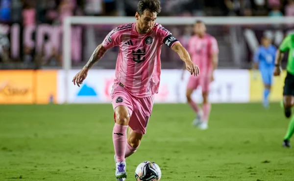 Fanoušek srazil Lionela Messiho na trávník. Kde byl v tu chvíli jeho slavný bodyguard?