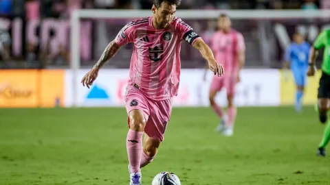 Fanoušek srazil Lionela Messiho na trávník. Kde byl v tu chvíli jeho slavný bodyguard?