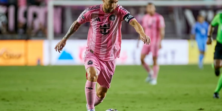 Fanoušek srazil Lionela Messiho na trávník. Kde byl v tu chvíli jeho slavný bodyguard?