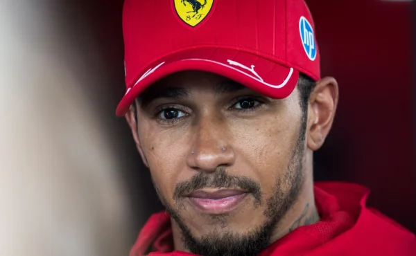 Lewis Hamilton má nový koníček. Prodal svá auta a místo nich sbírá Pokémony