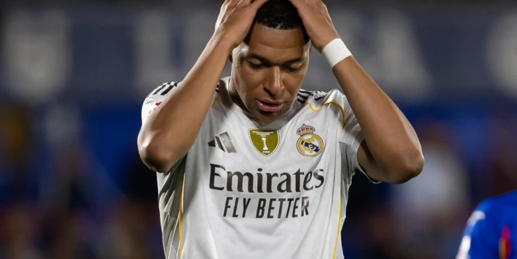 Mbappé je pod palbou fanoušků Realu: sice je zraněný, ale odjel na dovolenou s herečkou