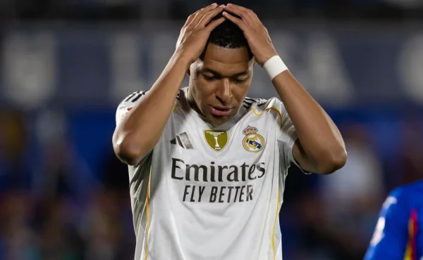 Mbappé je pod palbou fanoušků Realu: sice je zraněný, ale odjel na dovolenou s herečkou